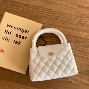 Korean-Style Minimalist Diamond-Patterned Small Crossbody Bag with Chain Handle - Trendy Fashionable Handheld Purse for 2024