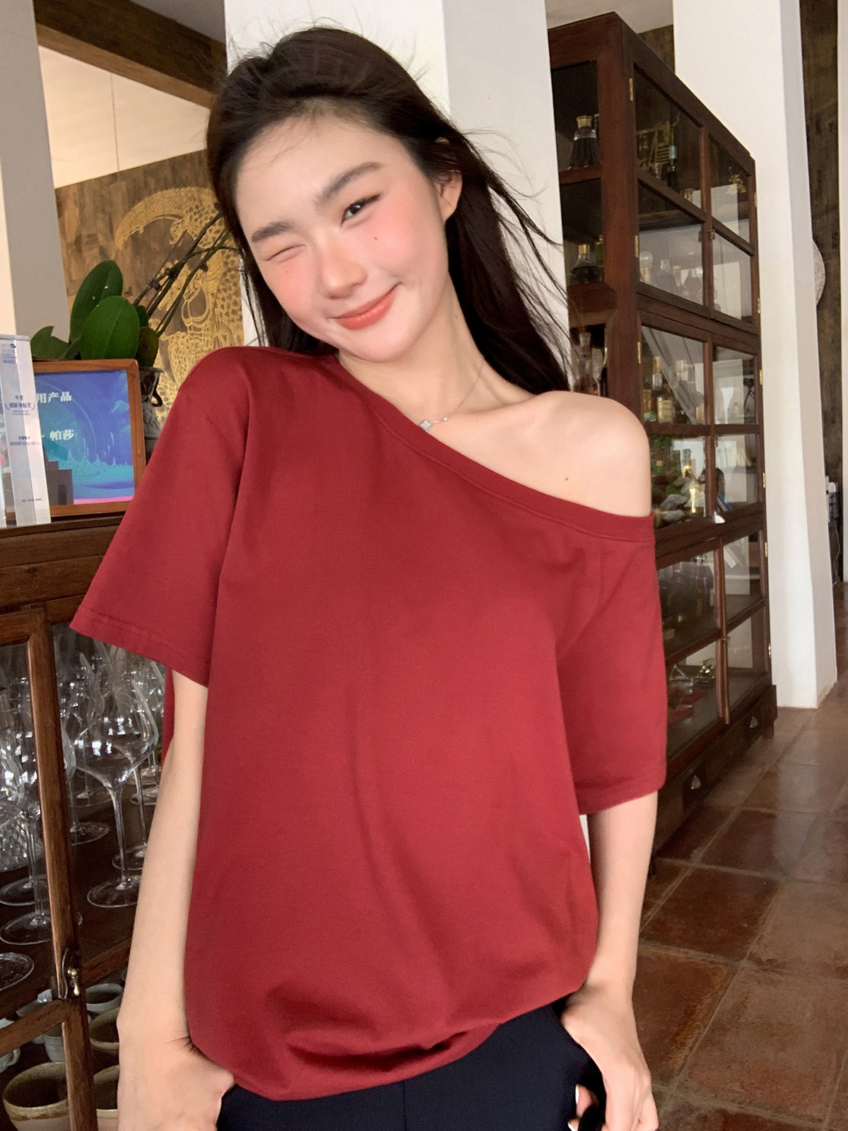 Korean Style Off-Shoulder Loose T-Shirt for Women - Summer 2025 Slimming Top with High-End Feel, Casual Fashion Essential Korean Style Off-Shoulder Loose T-Shirt for Women - Summer 2025 Slimming Top with High-End Feel, Casual Fashion Essential