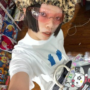 Korean Style Vintage Blue Graphic T-Shirt with Glove Print - Casual, Cotton, Trendy, Retro, Youthful Aesthetic