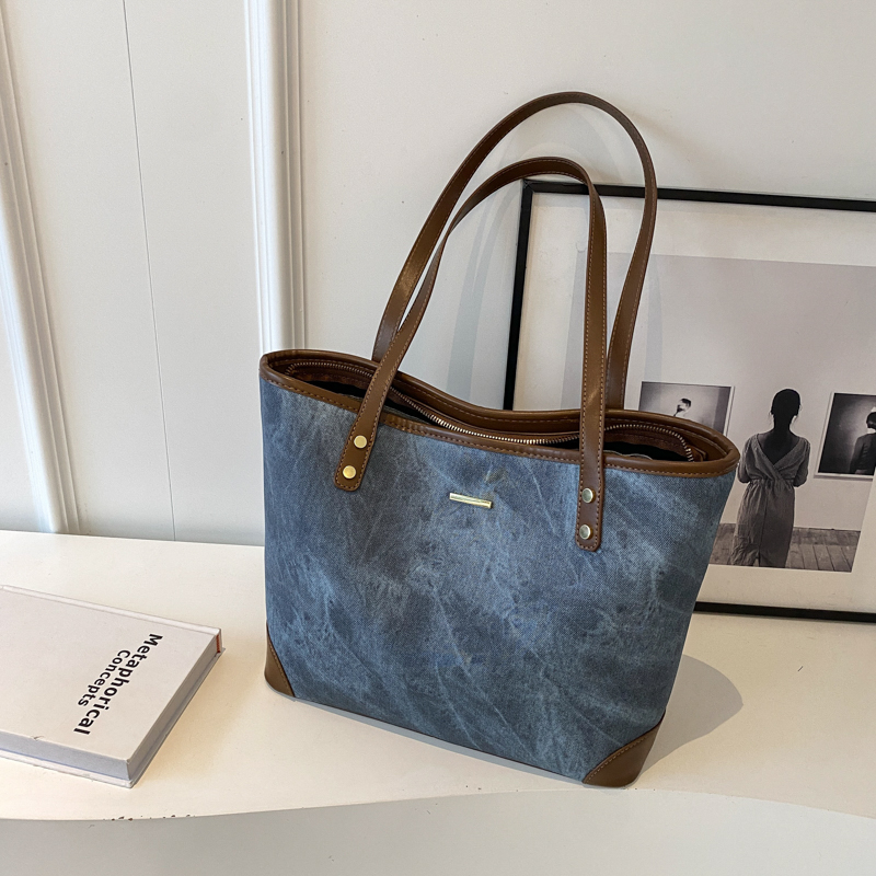 Large-Capacity Casual Tote Bag for Women - Versatile Spring 2025 Commuting & Travel Shoulder Bag Large-Capacity Casual Tote Bag for Women - Versatile Spring 2025 Commuting & Travel Shoulder Bag