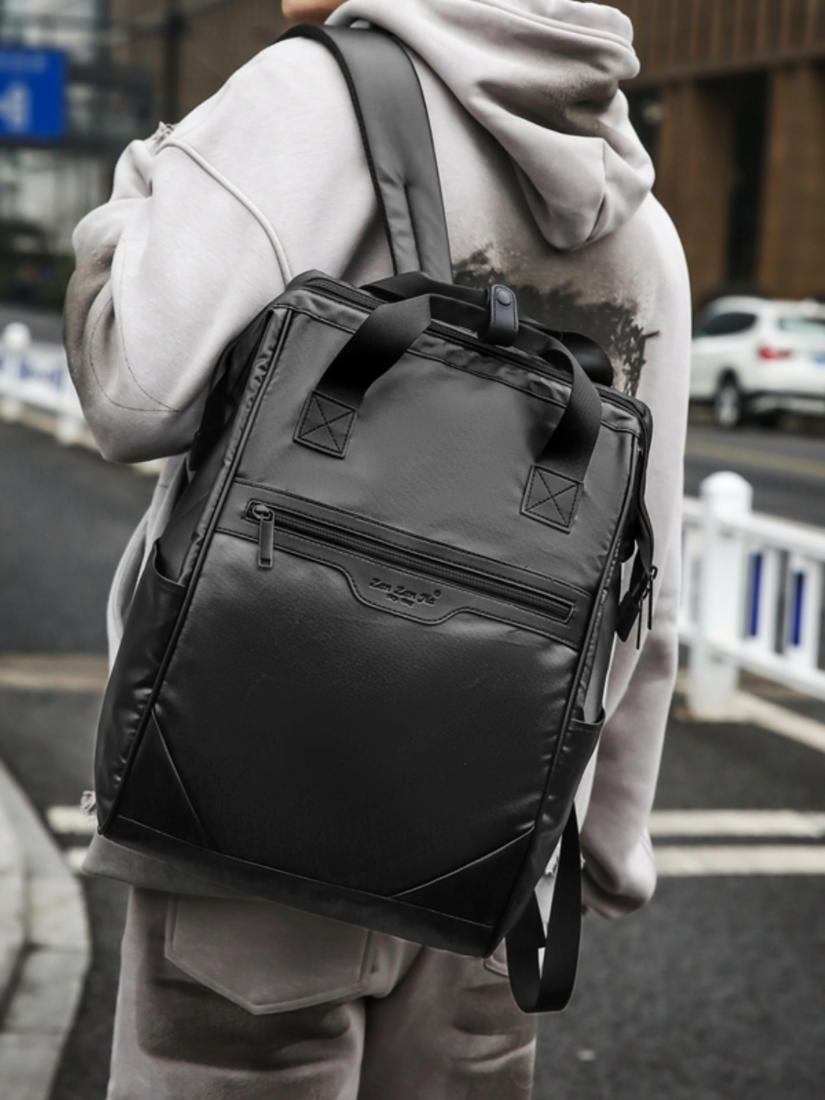 Large-Capacity Water-Resistant Backpack for Classes and Commuting, Unisex Laptop and School Bag, Ideal for Students and Professionals Large-Capacity Water-Resistant Backpack for Classes and Commuting, Unisex Laptop and School Bag, Ideal for Students and Professionals