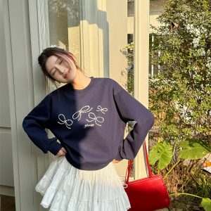Lightweight Dark Blue Pearl Bow Pullover Sweatshirt - Round Neck Design for Women, Perfect for Spring Fashion
