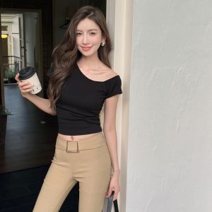 Lightweight Off-Shoulder Short Sleeve T-Shirt for Women, Versatile Fitted Summer Top with Built-In Padding, Casual Style