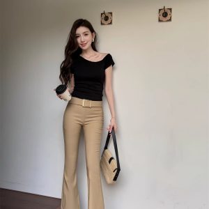 Lightweight Off-Shoulder Short Sleeve T-Shirt for Women, Versatile Fitted Summer Top with Built-In Padding, Casual Style