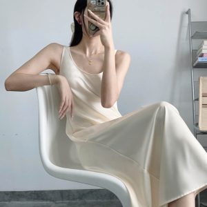 Lightweight Slant-Cut Vest Dress for Women - Slimming Satin Sleeveless Layer, Wrinkle-Resistant, Perfect for Spring and Summer.