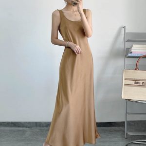 Lightweight Slant-Cut Vest Dress for Women - Slimming Satin Sleeveless Layer, Wrinkle-Resistant, Perfect for Spring and Summer.