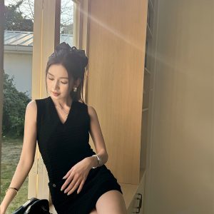 Lightweight V-Neck Bodycon Dress with Textured Knit Waist-Cinching, Slim Fit, Elegant Black Short Skirt for Spring and Summer Fashion