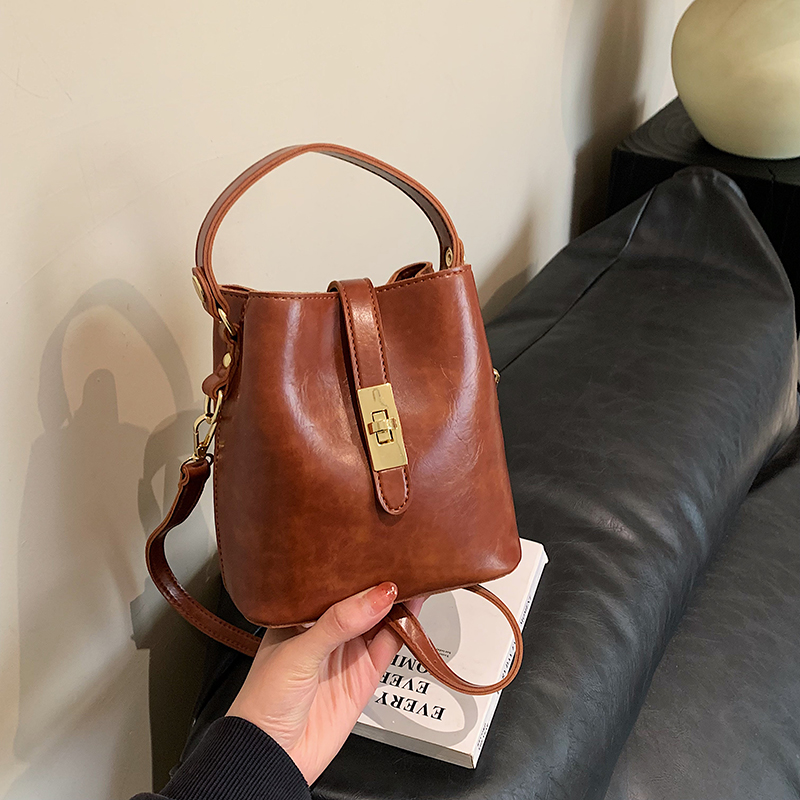 Lightweight Versatile Shoulder Bag for Women - Spring 2025 Commuting Handbag, Travel Crossbody Bag in Chic Design