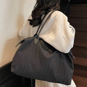 Lightweight Women's Large Capacity Commuter Bag - Fashionable Shoulder Bag for Business Travel, Maternity, and Gym