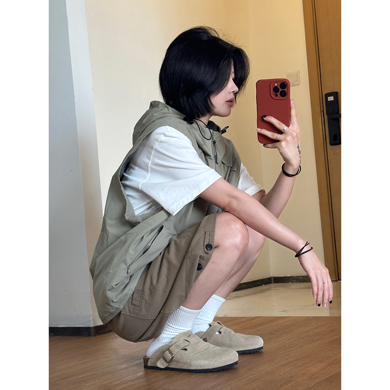 Men's Textured Hooded Outdoor Vest with Shoulder Pocket, Functional Zipper Jacket for Mountain Adventures, Perfect for Casual and Active Wear