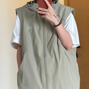 Men's Textured Hooded Outdoor Vest with Shoulder Pocket, Functional Zipper Jacket for Mountain Adventures, Perfect for Casual and Active Wear