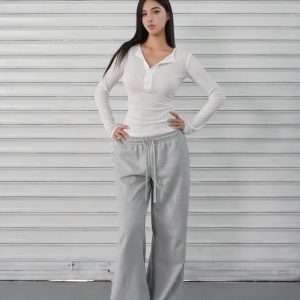 Micro透修身开扣坑条纹长袖上衣 - Fashionable Slim Fit Striped Long Sleeve Top for Chic 90s & Y2K Style