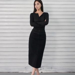 Micro透修身开扣坑条纹长袖上衣 - Fashionable Slim Fit Striped Long Sleeve Top for Chic 90s & Y2K Style