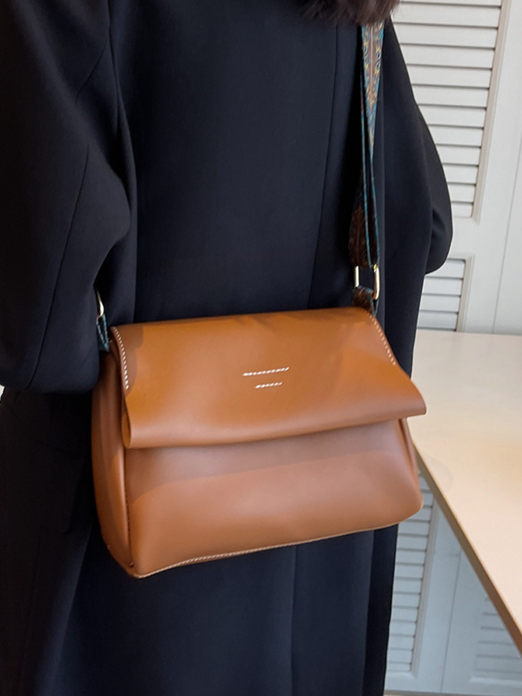 Minimalist British Retro Shoulder Bag - Soft Leather Crossbody Small Square Bag for Women, Versatile High-End Commuting Style Minimalist British Retro Shoulder Bag - Soft Leather Crossbody Small Square Bag for Women, Versatile High-End Commuting Style