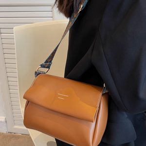 Minimalist British Retro Shoulder Bag - Soft Leather Crossbody Small Square Bag for Women, Versatile High-End Commuting Style