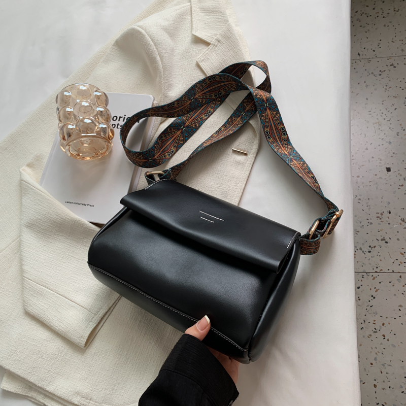 Minimalist British Retro Shoulder Bag - Soft Leather Crossbody Small Square Bag for Women, Versatile High-End Commuting Style