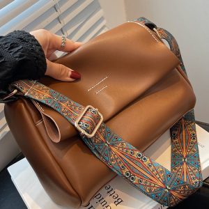 Minimalist British Retro Shoulder Bag - Soft Leather Crossbody Small Square Bag for Women, Versatile High-End Commuting Style