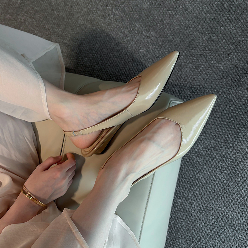 Minimalist Pointed Toe Flat Sandals for Women - Subtle Wedge Heel, Stylish Commuting Design, Perfect for Everyday Wear