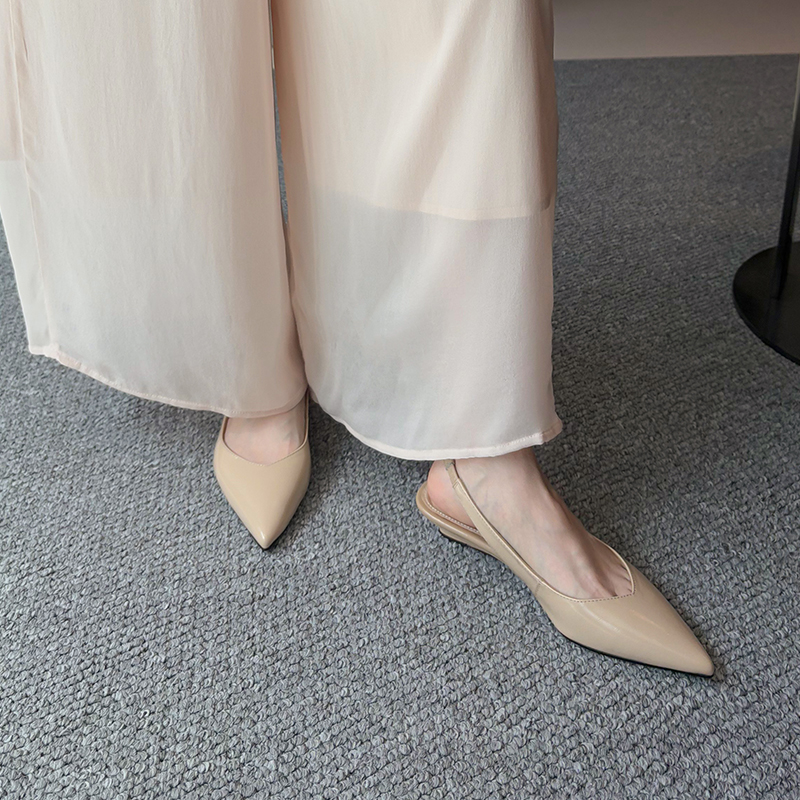 Minimalist Pointed Toe Flat Sandals for Women - Subtle Wedge Heel, Stylish Commuting Design, Perfect for Everyday Wear