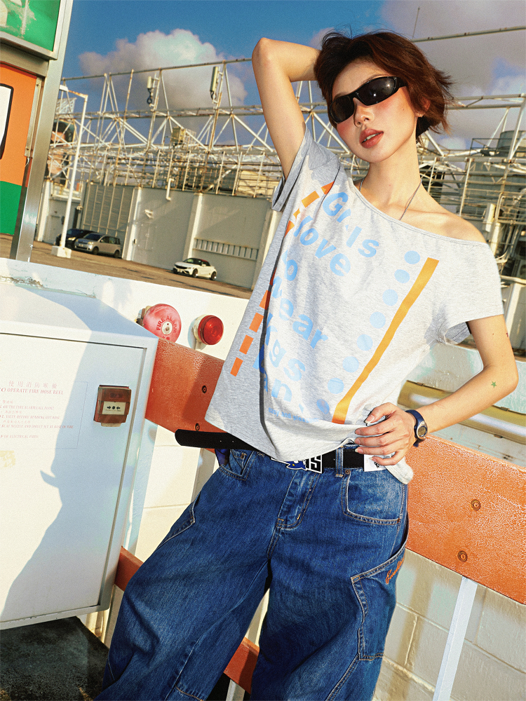 Off-Shoulder Floral Gray T-Shirt for Women - Sexy Asymmetrical Short Sleeve Top, Summer 90s Style American Letter Print Off-Shoulder Floral Gray T-Shirt for Women - Sexy Asymmetrical Short Sleeve Top, Summer 90s Style American Letter Print