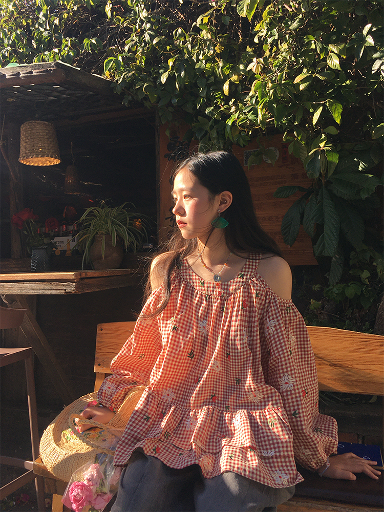 Off-Shoulder Retro Embroidered Cotton Doll Shirt - Women's Spring Lantern Sleeve Top in Rose Bay Style Off-Shoulder Retro Embroidered Cotton Doll Shirt - Women's Spring Lantern Sleeve Top in Rose Bay Style