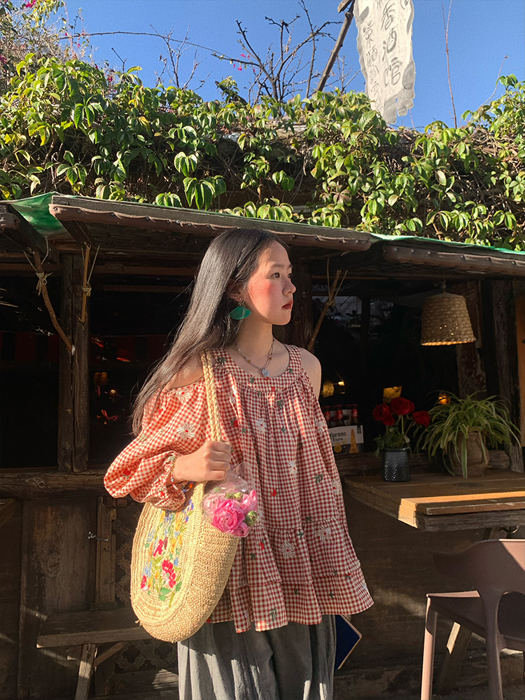 Off-Shoulder Retro Embroidered Cotton Doll Shirt - Women's Spring Lantern Sleeve Top in Rose Bay Style Off-Shoulder Retro Embroidered Cotton Doll Shirt - Women's Spring Lantern Sleeve Top in Rose Bay Style