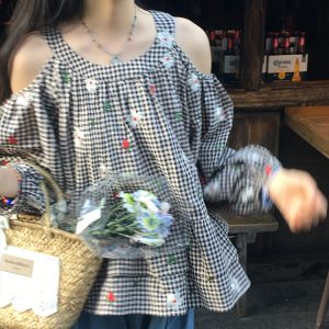 Off-Shoulder Retro Embroidered Cotton Doll Shirt - Women's Spring Lantern Sleeve Top in Rose Bay Style