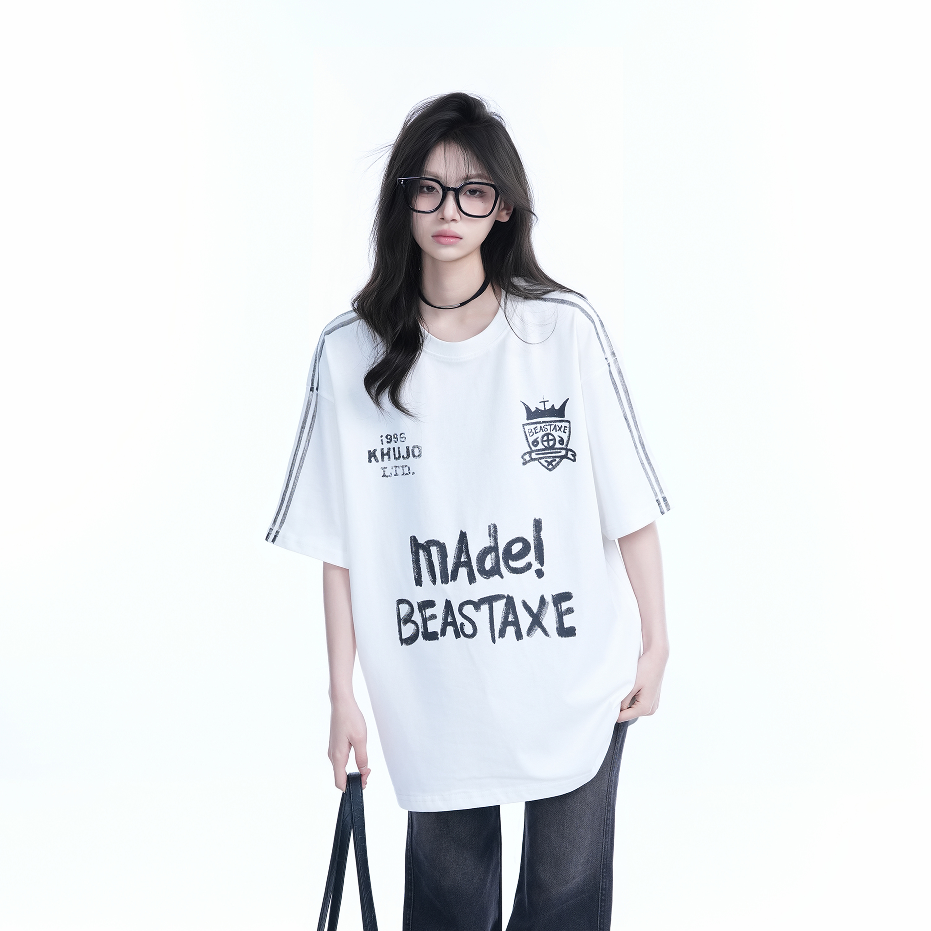 Oversized Retro College Style Gray Graffiti T-Shirt for Women - Trendy Short Sleeve Loose Fit Top