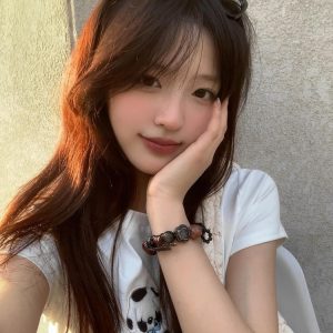 Petite Slim Fit Short-Sleeved T-Shirt with Patch Embroidery for Women - Trendy Summer Style, Age-Reducing Design