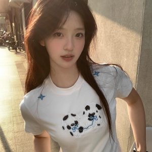 Petite Slim Fit Short-Sleeved T-Shirt with Patch Embroidery for Women - Trendy Summer Style, Age-Reducing Design