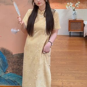 Plus-Size Chinese-Style Jacquard Cheongsam Dress for Women, Elegant Short-Sleeve Design, Flattering Fit for Curvy Figures