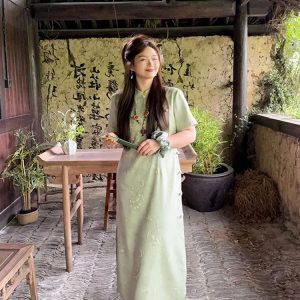 Plus-Size Chinese-Style Jacquard Cheongsam Dress for Women, Elegant Short-Sleeve Design, Flattering Fit for Curvy Figures