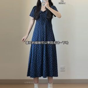 Plus-Size Floral Fitted Bellflower Dress with Square Neck - Summer Slimming Tea Dress for Women