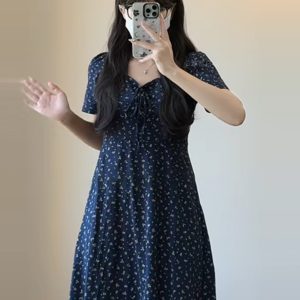 Plus-Size Floral Fitted Bellflower Dress with Square Neck - Summer Slimming Tea Dress for Women