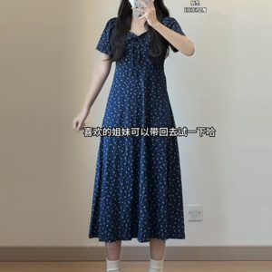 Plus-Size Floral Fitted Bellflower Dress with Square Neck - Summer Slimming Tea Dress for Women