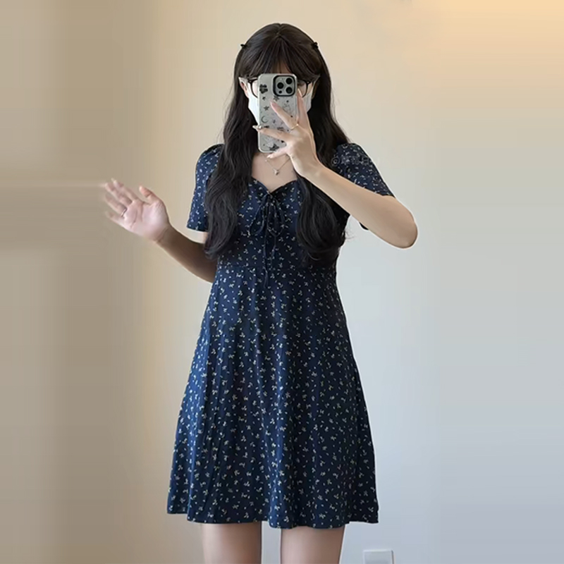 Plus-Size Floral Fitted Bellflower Dress with Square Neck - Summer Slimming Tea Dress for Women