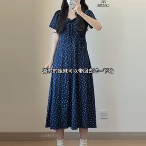 Plus-Size Floral Fitted Bellflower Dress with Square Neck - Summer Slimming Tea Dress for Women