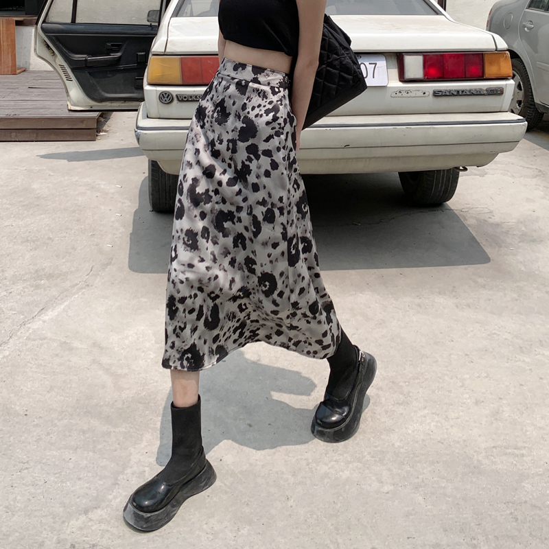 Plus-Size High-Waisted Tie-Dye Midi Skirt for Summer, Vintage A-Line Watercolor Print, Niche Style Fashion Statement Plus-Size High-Waisted Tie-Dye Midi Skirt for Summer, Vintage A-Line Watercolor Print, Niche Style Fashion Statement