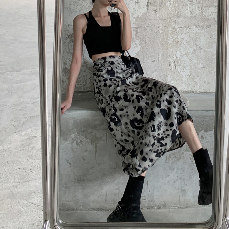 Plus-Size High-Waisted Tie-Dye Midi Skirt for Summer, Vintage A-Line Watercolor Print, Niche Style Fashion Statement