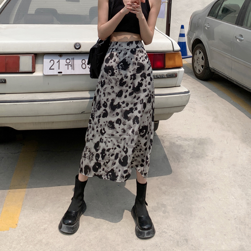 Plus-Size High-Waisted Tie-Dye Midi Skirt for Summer, Vintage A-Line Watercolor Print, Niche Style Fashion Statement Plus-Size High-Waisted Tie-Dye Midi Skirt for Summer, Vintage A-Line Watercolor Print, Niche Style Fashion Statement