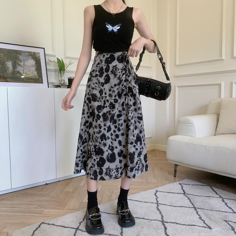 Plus-Size High-Waisted Tie-Dye Midi Skirt for Summer, Vintage A-Line Watercolor Print, Niche Style Fashion Statement Plus-Size High-Waisted Tie-Dye Midi Skirt for Summer, Vintage A-Line Watercolor Print, Niche Style Fashion Statement