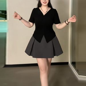 Plus-Size Irregular Loose-Fitting Short Sleeve T-Shirt for Women, V-Neck with Pleated Design and Side Slits, Summer Essential