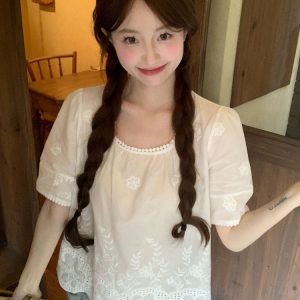 Plus Size Lace Trim Square Neck Short Sleeve Shirt - Stylish Cropped Summer Top for Curvy Figures, Loose Fit, Flattering Design