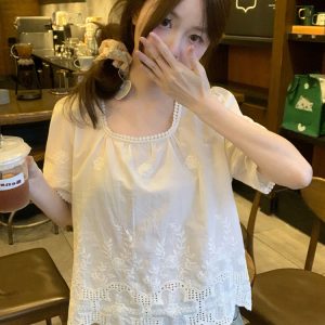 Plus Size Lace Trim Square Neck Short Sleeve Shirt - Stylish Cropped Summer Top for Curvy Figures, Loose Fit, Flattering Design