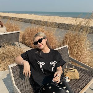 Plus Size Loose Pearl Bow Print T-Shirt in Black and White - European American Style for Women, Trendy and Chic Fashion Essential