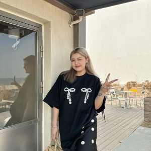 Plus Size Loose Pearl Bow Print T-Shirt in Black and White - European American Style for Women, Trendy and Chic Fashion Essential