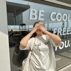 Plus Size Loose Pearl Bow Print T-Shirt in Black and White - European American Style for Women, Trendy and Chic Fashion Essential