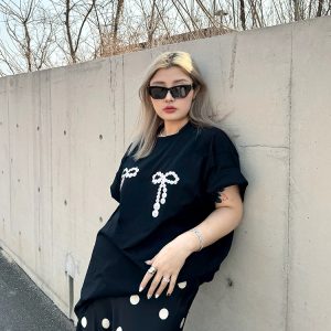 Plus Size Loose Pearl Bow Print T-Shirt in Black and White - European American Style for Women, Trendy and Chic Fashion Essential