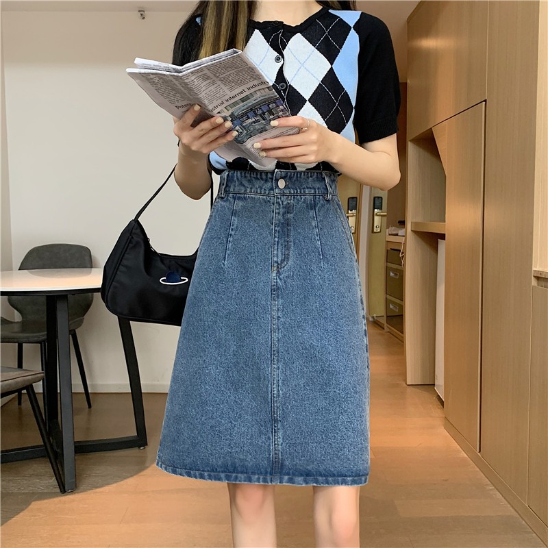 Plus-Size Mid-Length Denim Skirt for Curvy Figures, Hip-Hugging A-Line Design with Split Detail, Trendy One-Step Style Plus-Size Mid-Length Denim Skirt for Curvy Figures, Hip-Hugging A-Line Design with Split Detail, Trendy One-Step Style