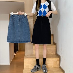 Plus-Size Mid-Length Denim Skirt for Curvy Figures, Hip-Hugging A-Line Design with Split Detail, Trendy One-Step Style